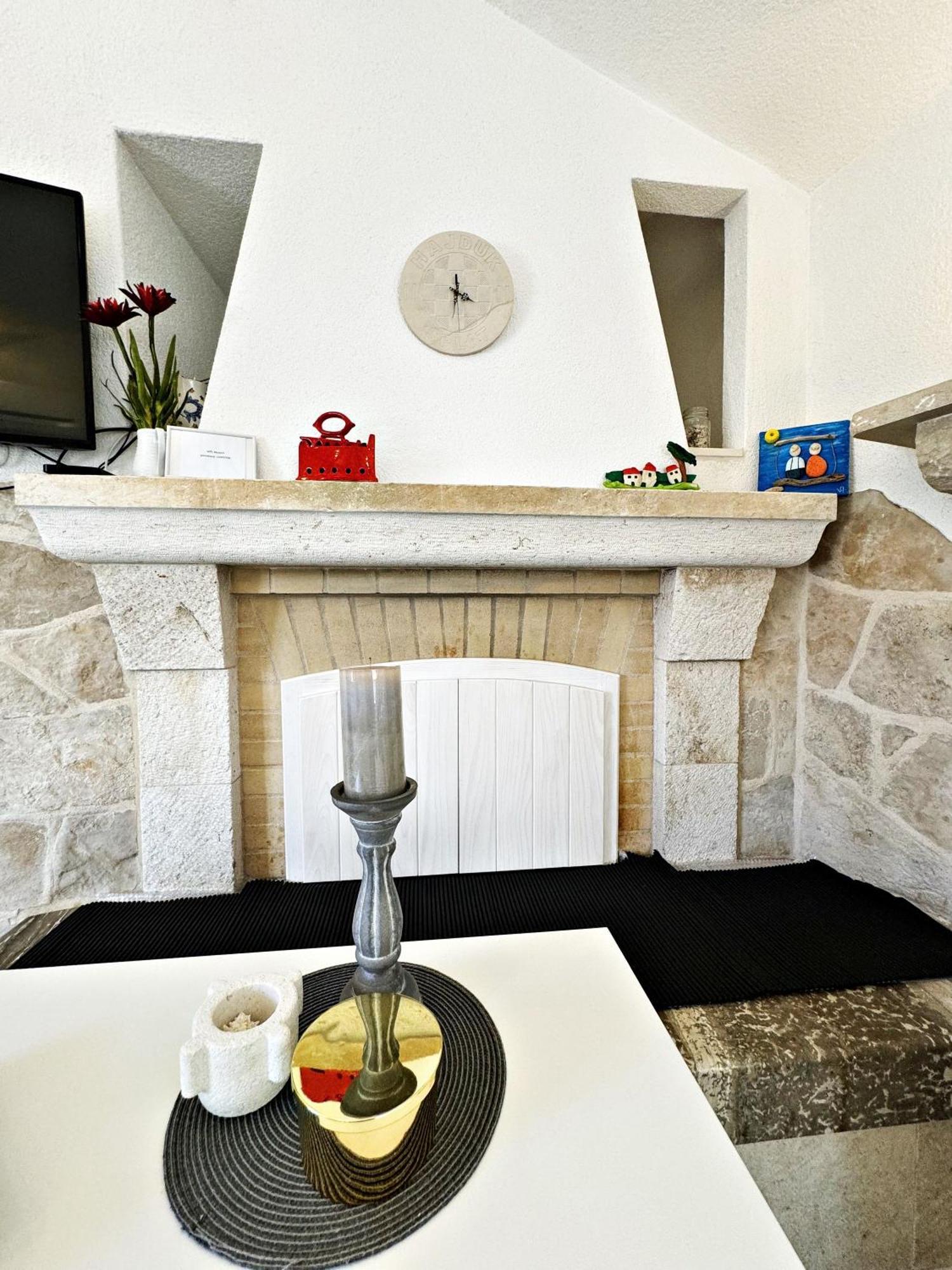 Studio Apartment Matoni Postira Luaran gambar