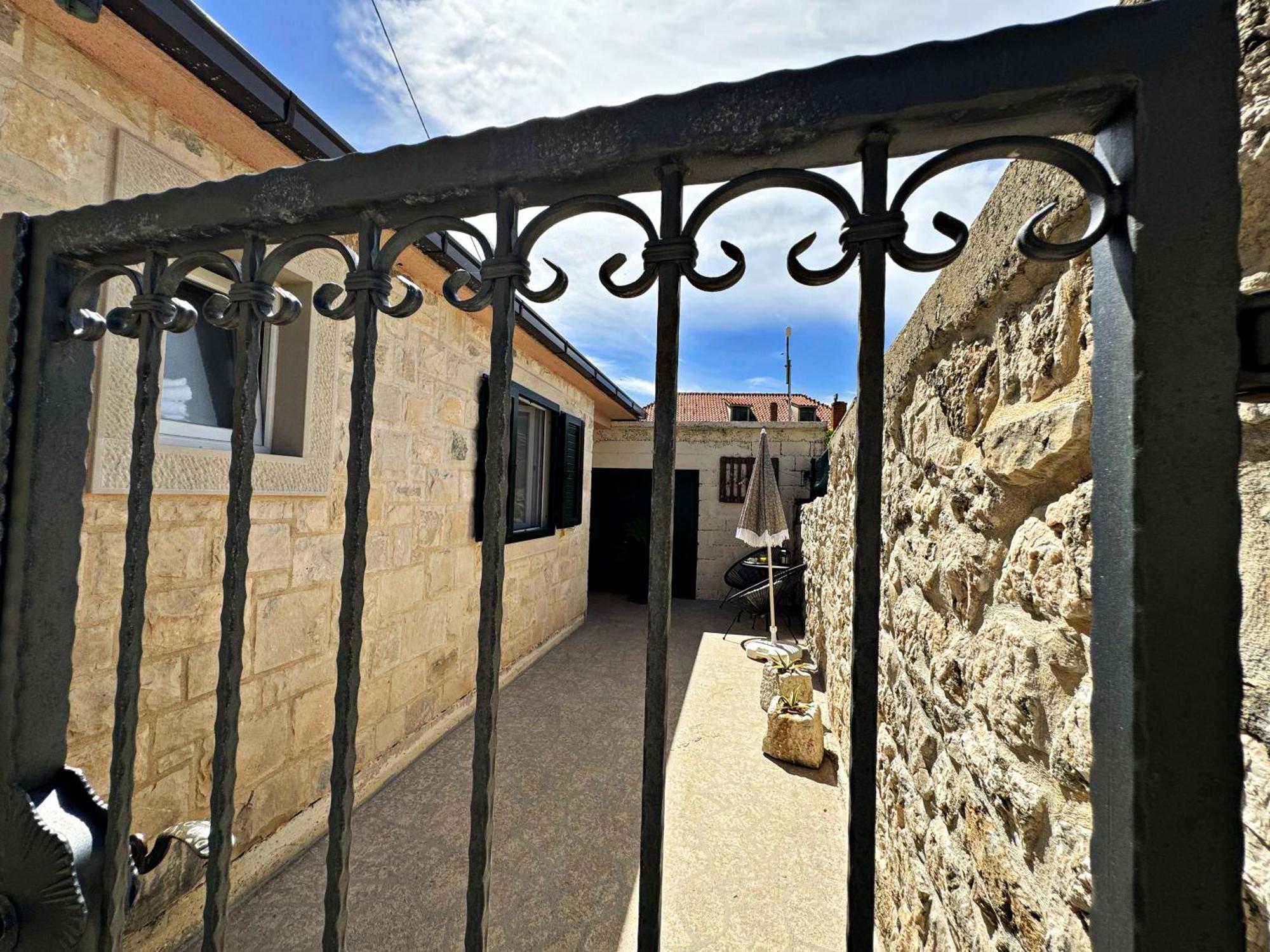 Studio Apartment Matoni Postira Luaran gambar